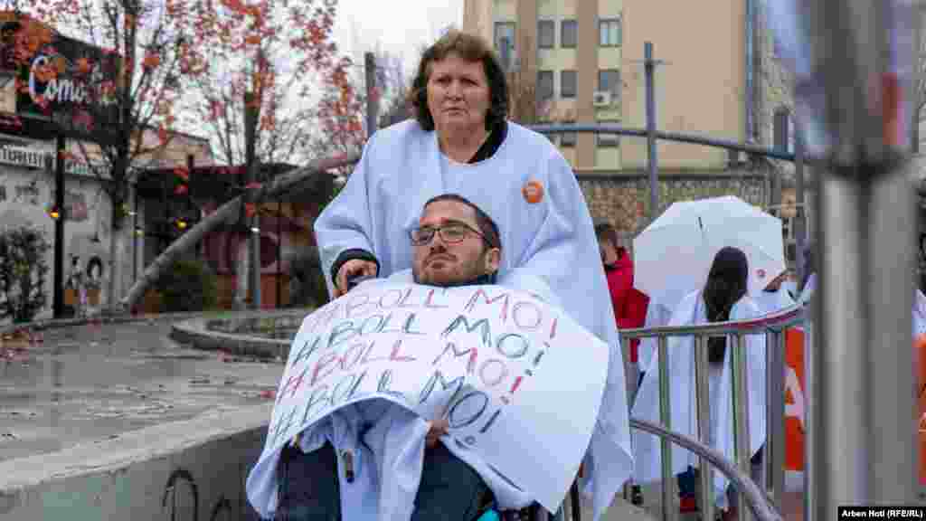 Në protestën e së enjtes në Prishtinë morën pjesë dhjetëra persona me nevoja të veçanta nga e gjithë Kosova.&nbsp;