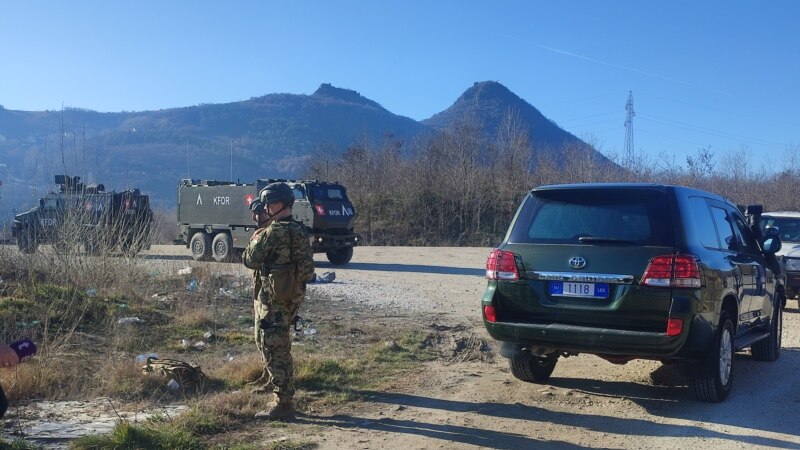 KFOR uklanja vozila koja još blokiraju puteve na severu Kosova