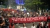 Демонстранти маршируват с плакат с надпис "Ние сме демокрация" по време на протест с искане за защита на демокрацията в страната в Сао Пауло, Бразилия, понеделник, 9 януари 2023 г.