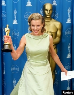  Актрисата Ким Бейсингър държи Оскар за най-хубаво осъществяване на актриса в поддържаща роля за работата си във кино лентата 