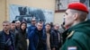 Bărbați ruși mobilizați se adună la un centru de recrutare din Sankt Petersburg, Rusia, pe 5 octombrie 2022.