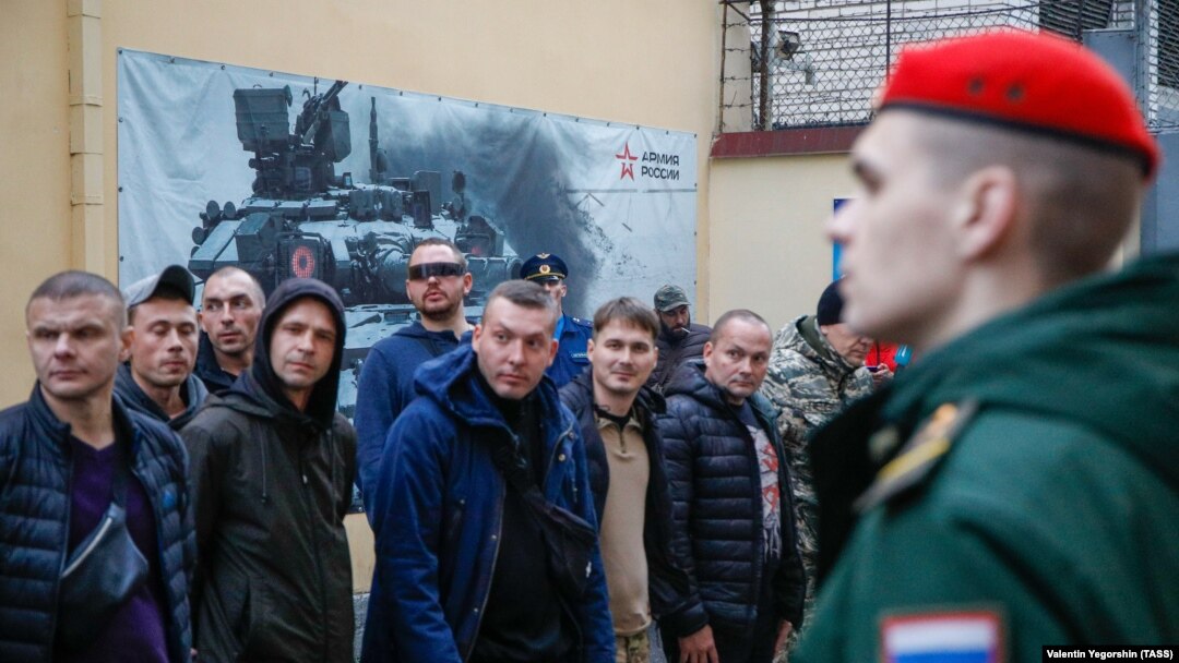 Bărbați ruși mobilizați se adună la un centru de recrutare din Sankt Petersburg, Rusia, pe 5 octombrie 2022.