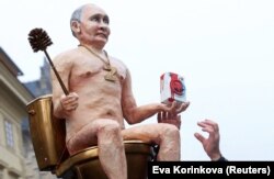Скульптура президента России Владимира Путина на унитазе во время акции протеста в Праге против агрессии России. Чехия, 7 октября 2022 года