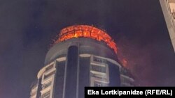 ხანძარი ბათუმში საცხოვრებელი კორპუსის ბოლო სართულზე მდებარე რესტორან "ვოქსში" გაჩნდა