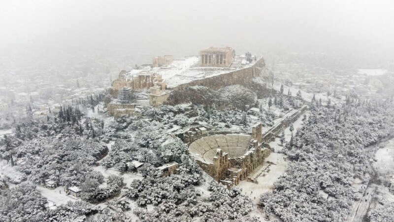Атина под снег, прекин на сообраќајот и затворени училишта