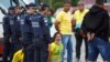 პოლიცია აპატიმრებს ბოლსონარუს მხარდამჭერებს კონგრესის შენობასთან. ბრაზილია. 8 იანვარი, 2023 წელი 