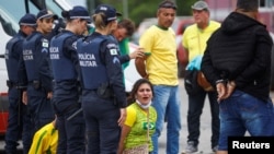 პოლიცია აპატიმრებს ბოლსონარუს მხარდამჭერებს კონგრესის შენობასთან. ბრაზილია. 8 იანვარი, 2023 წელი 