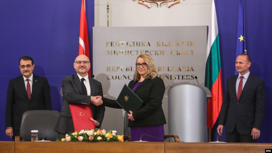 Директорите на "Булгаргаз" Деница Златева и на "Боташ" Бюрхан Йозджан и министрите на енергетиката на България Росен Христов и на Турция Фатих Дьонмез по време на подписването на договора
