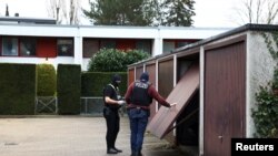 Policija obezbeđuje područje nakon što je 25 osumnjičenih članova i pristalica ekstremno desničarske grupe uhapšeno tokom racija širom Nemačke, u Berlinu, Nemačka, 7. decembra 2022.