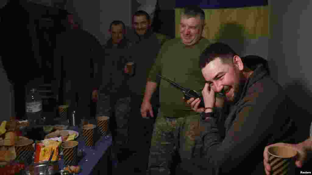 Украин армиясынын минометчулар бөлүмүнүн командири Тарас Лукинчук майдандагы жоокерлерди Жаңы жылы менен куттуктап жатат.&nbsp;