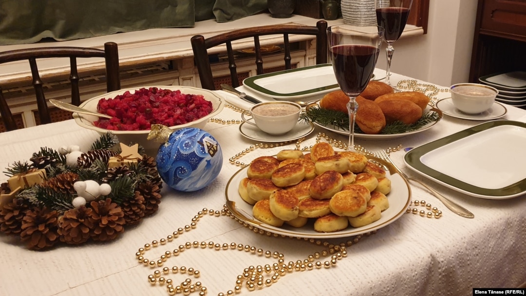 Câteva mâncăruri ucrainene de Crăciun pe masa unei familii din București. Experții culinari provin venit din Odesa, în așteptarea unui „acasă" sigur. 24 decembrie 2022/ Europa Liberă România
