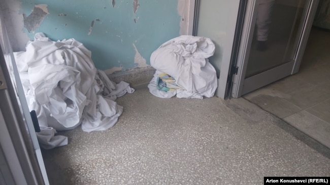 Çarçafët e papastër në korridoret e Klinikës së Pulmologjisë. Nëntor, 2022