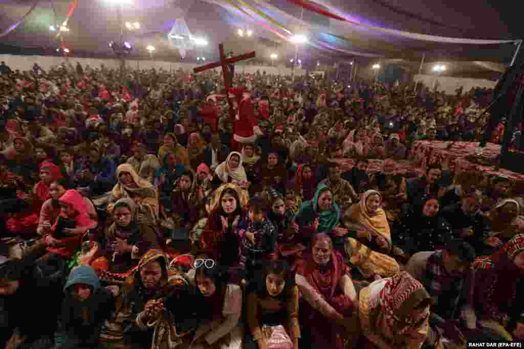 Members of Pakistan&#39;s Christian minority attend a service ahead of Christmas in Lahore, Pakistan, on December 21.