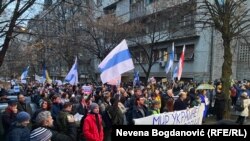 Protestatari mărșăluiesc la Belgrad, pe 24 decembrie, împotriva invaziei Rusiei în Ucraina. 