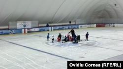 Interesul pentru hochei e tot mai mare în orașele unde au fost amenajate patinoare cu dimensiuni corespunzătoare, fie ele amplasate în balon, precum cel de la Târgu-Mureș.