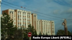 Pe clădirea așa numitului „Parlament al Transnistriei” flutură și steagul Rusiei, iar în față se află monumentul lui Lenin.