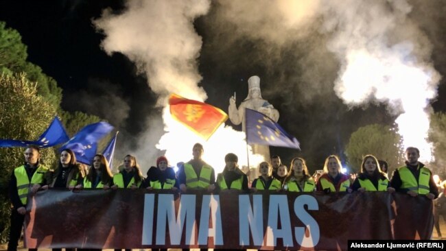Flamuj të Bashkimit Evropian shihen në protestën në Mal të Zi.