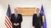 I dërguari i SHBA-së për Ballkanin Perëndimor, Gabriel Esobar, dhe kryeministri i Kosovës, Albin Kurti, gjatë një takimi në Qeverinë e Kosovës. Fotografi nga arkivi. 