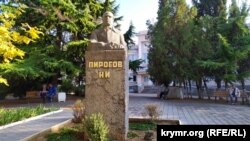 Памятник хирургу Н.И. Пирогову на территории севастопольской горбольницы №1