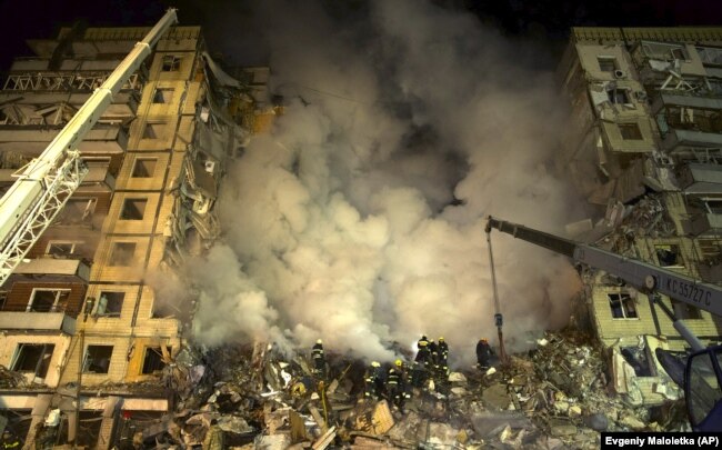 Багатоквартирний будинок, в який влучила російська ракета. Дніпро, 14 січня 2023 року. Офіційно відомо про 46 жертв цього ракетного удару, 6 із загиблих – діти. Ще 9 людей вважаються зниклими безвісти