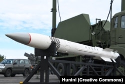 O rachetă falsă Patriot PAC-3 este expusă la o bază aeriană japoneză în 2019.