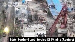Украинский танк ведет огонь в городе Соледар Донецкой области. Скриншот с видео, опубликованной Государственной пограничной службой Украины 8 января 2023 года
