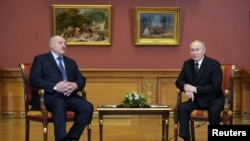 Între aliații lui Vladimir Putin, cel mai apropiat este liderul autoritarist de la Minsk, Alexander Lukașenko. Aici la Muzeul de Stat din Sankt Petersburg, 27 decembrie 2022, cu ocazia reuniunii CIS.