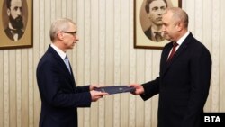 Номинираният за премиер Николай Денков върна мандата за съставяне на правителство на президента Румен Радев в сградата на Президентството, 9 януари 2023 г.