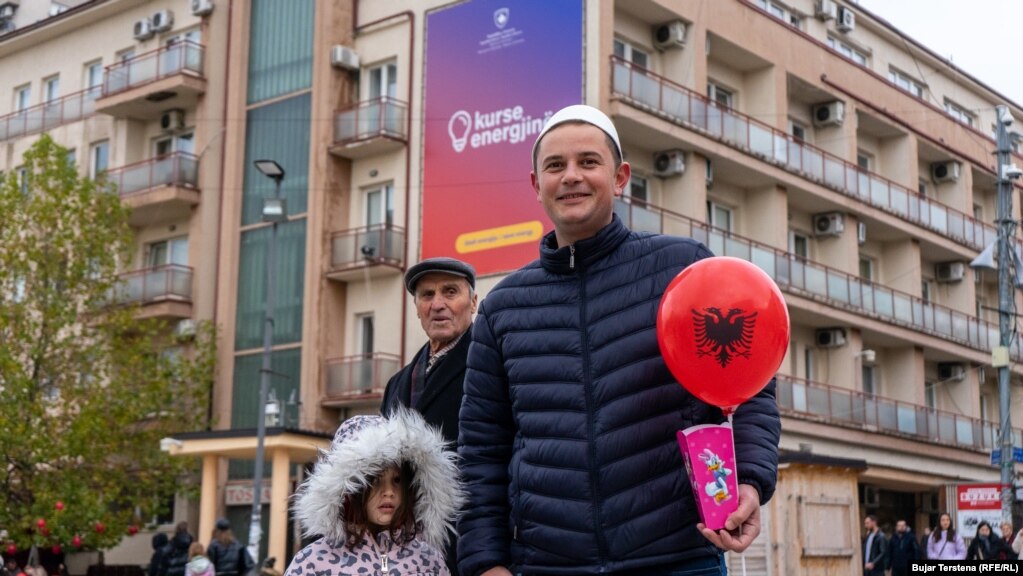 Qytetarë që mbanin simbole kombëtare po shijonin aktivitetet e organizuara nëpër sheshet e kryeqytetit të Kosovës.