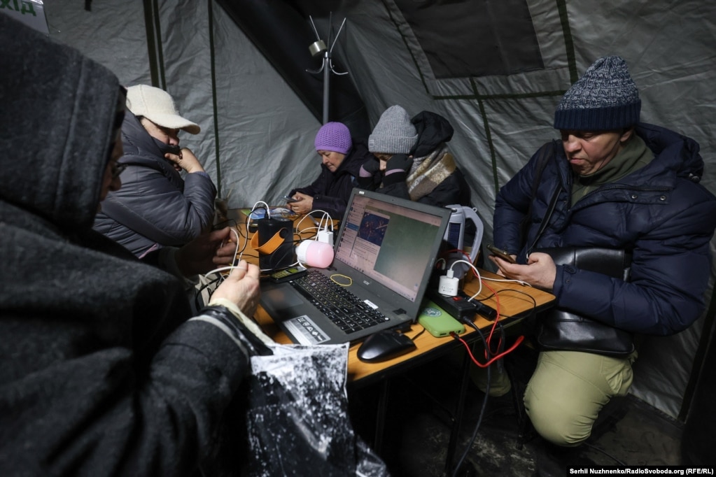  Njerëzit shkojnë nëpër tenda për t’u ngrohur, për të pirë çaj të nxehtë dhe për t’i mbushur bateritë e telefonave. Secila tendë ka hapësirë për pushim. Ka edhe specialistë që ofrojnë ndihmë psikologjike. Të gjitha shërbimet janë falas.