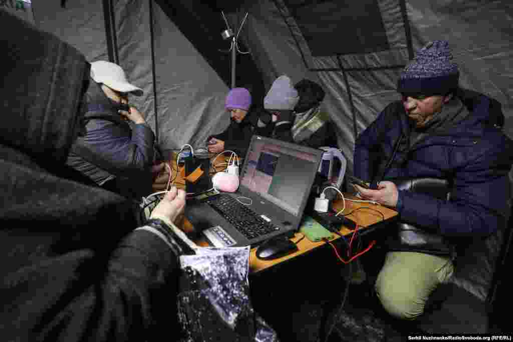 Люди приходять сюди, щоб зігрітися, випити гарячого чаю та підзарядити телефони. У кожному наметі є місця для відпочинку. Тут також працюють фахівці, які надають психологічну допомогу. Уся допомога – безкоштовна