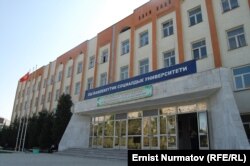 Бұрынғы Қырғыз-өзбек университетінің атауы 2010 жылғы маусымдағы оқиғадан кейін Ош мемлекеттік әлеуметтік университеті болып өзгертілді. 3 қазан 2011 жыл.