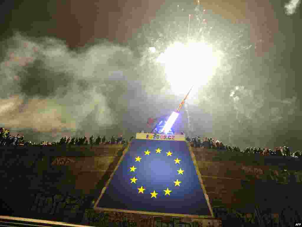The New Year's fireworks explode over the Prague pendulum and lighting, the symbol of the EU, early on January 1, 2009. The Czech Republic took over the six-month European Union presidency from France( AFP/ Michal Cizek) 