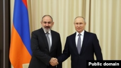 Премьер-министр Армении Никол Пашинян во время встречи с президентом России Владимиром Путиным (архив)