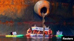 Activiști Greenpeace încearcă să oprească un vas petrolier să livreze petrol rusesc Norvegiei, 25.04.2022.