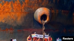 A Greenpeace aktivistái a tankerhajó mellett 2022. április 25-én a norvég partoknál
