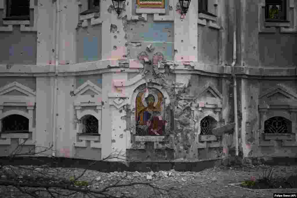 Dëmet e luftës ndaj Kishës së Mbretëreshës së Shenjtë Tamara, në Harkiv. Fotografi e shkrepur më 27 mars.