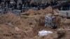 Працівники кладовища ексгумують тіла мирних жителів, убитих у Бучі, з братської могили на околиці Києва, Україна, 13 квітня 2022 року