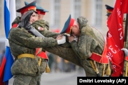 Soldați din garda de onoare se încălzesc în timpul unor repetiții pentru parada de Ziua Victoriei, pe 26 aprilie 2022. A fost primul an în care Rusia a celebrat această zi națională după declanșarea invaziei în Ucraina.