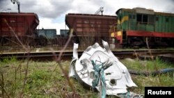 Обломки российской ракеты, использованной для удара по одному из железнодорожных объектов во Львовской области, 25 апреля 2022 года