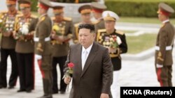 Sjevernokorejski lider Kim Džon Un sa ružom u ruci kako bi je stavio na groblje revolucionarnih mučenika na planini Daesong na obilježavanju 90. godišnjice osnivanja Korejske narodne revolucionarne armije u Pjongjangu, Sjeverna Koreja, 26. april 2022.