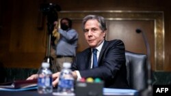 US - US Secretary of State Antony Blinken gathers papers after a Senate Foreign Relations Committee hearing in Washington, DC, on April 26, 2022. 