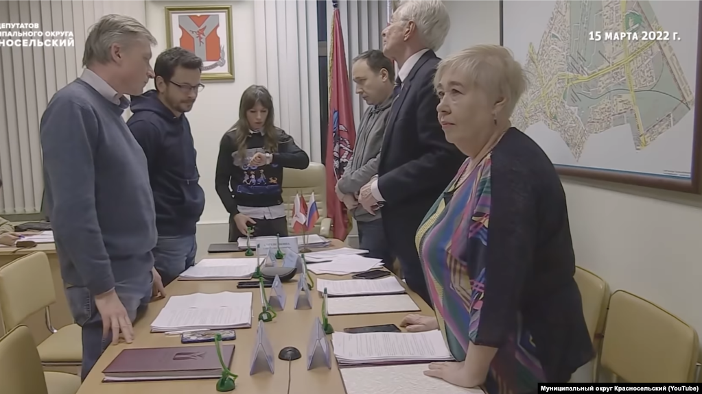 Депутаты московского муниципального района Красносельский объявляют минуту молчания "в память жертв агрессии в Украине". Слева направо: Алексей Горинов, Илья Яшин, Елена Котёночкина, Илья Мищенко, Михаил Бирюков, Алевтина Базеева