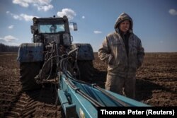 Agricultorii ucraineni încearcă să își cultive câmpurile în pofida războiului, dar situația este dificilă din cauza minelor aflate pe teren și a luptelor din zonă. Imagine cu Vladimir, un fermier local, 5 aprilie 2022.