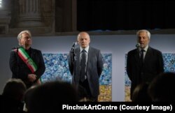 Справа наліво: президент Венеційського Бієнале Роберто Чікутто, український бізнесмен Віктор Пінчук і мер Венеції Луїджі Бруньяро