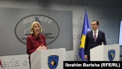Помошникот државен секретар за европски и евроазиски прашања, Карен Донфрид, со косовскиот премиер Албин Курти.