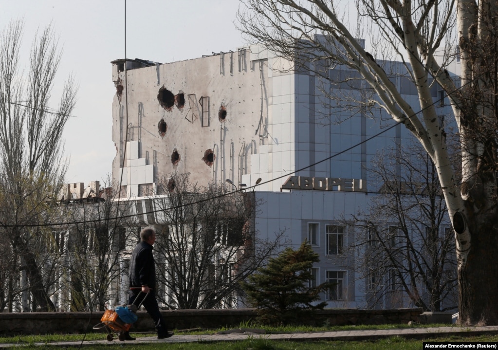 Pallati i Kulturës, i dëmtuar nga lufta, në qytetin e dërrmuar të Mariupolit. Ministria e Kulturës dhe e Politikës së Informimit e Ukrainës po i kërkon qytetarëve të dërgojnë dëshmi fotografive të dëmeve të luftës, të cilat mund të përdoren si dëshmi për padi penale kundër Rusisë.