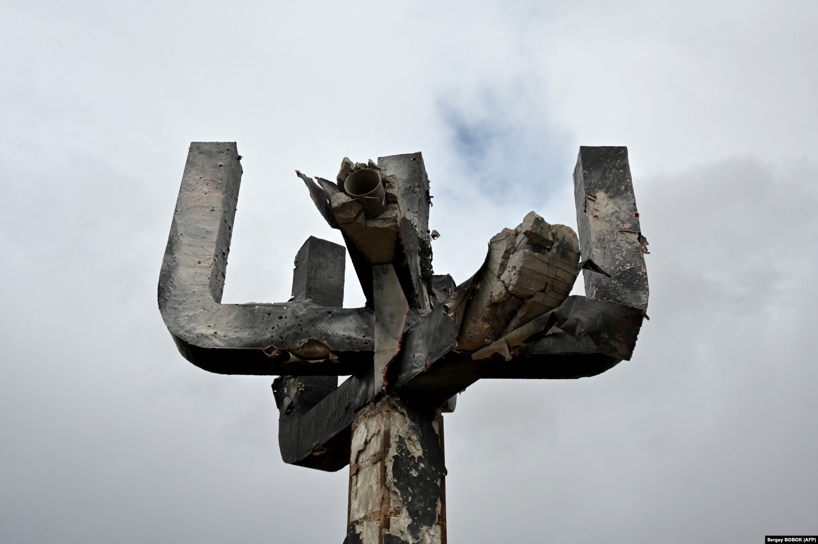 Fotografija nastala 27. marta 2022. prikazuje pogled na spomenik Menora, postavljen na mjesto masovnog ubijanja Jevreja tokom Drugog svjetskog rata, dan nakon što je oštećen u ruskom granatiranju, na ulazu u Memorijalni kompleks holokausta na istočnoj periferiji Harkiva.