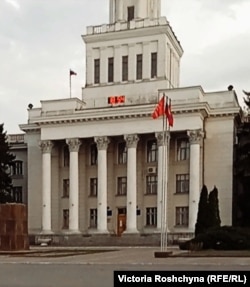 В будівлі міської ради Нової Каховки окупанти влаштували військову комендатуру та вивісили російські прапори