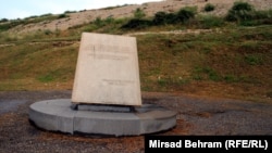 Spomenik u mjestu Uborak, sjeverno od Mostara, pored deponije smeća, na mjestu gdje su srpske snage 13. juna 1992. godine strijeljale drugi dio od 114 civila bošnjačke i hrvatske nacionalnosti.